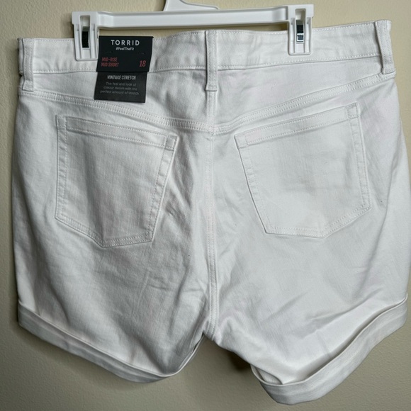 Torrid - 5 Inch Boyfriend Vintage Stretch Mid-Rise Short - Size 18 - Picture 4 of 7